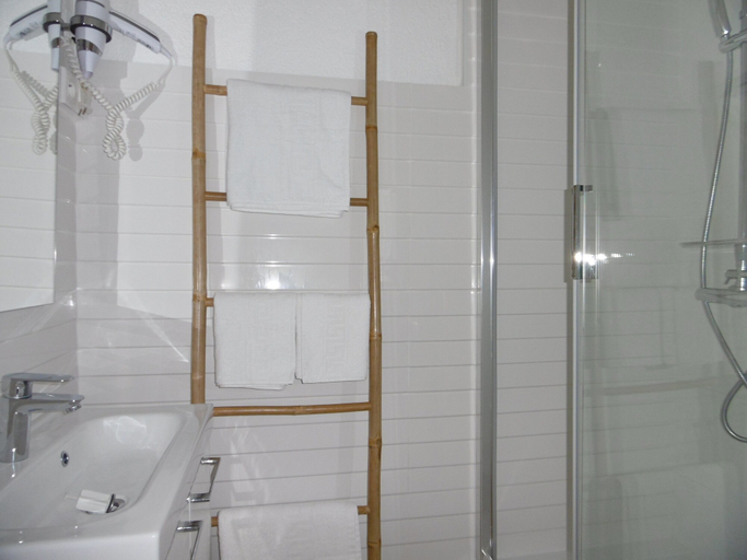 Bathroom 3, Hotel Marengo, Corse-du-Sud