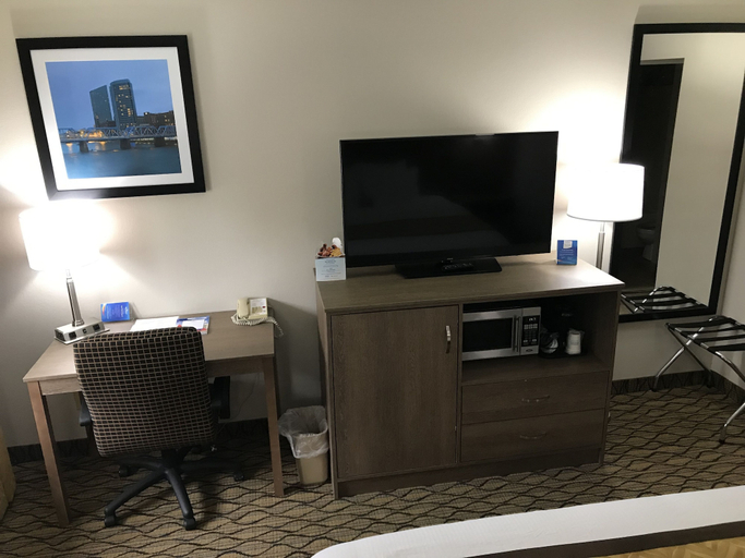 Bedroom 3, Baymont by Wyndham Grand Rapids Airport, Kent