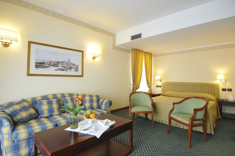 Bedroom 3, Hotel Sirmione Terme, Brescia