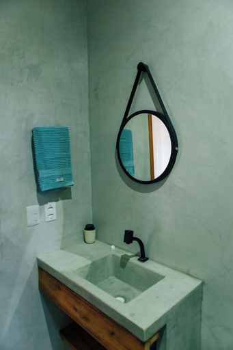 Bathroom 3, Vila Tuga, Cruz