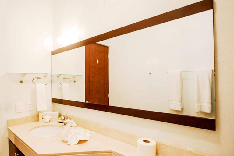 Bathroom, Meridian Condominium by ChezPlaya, Cozumel