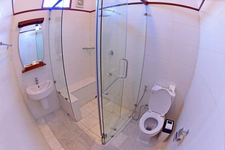 Bathroom, Hotel Maine Li, Taunggye