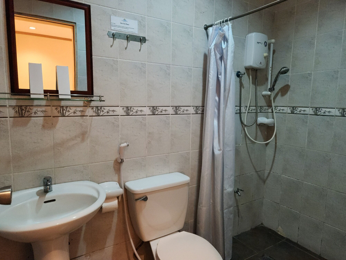 Bathroom 5, Subic Waterfront Resort And Hotel, Olongapo City