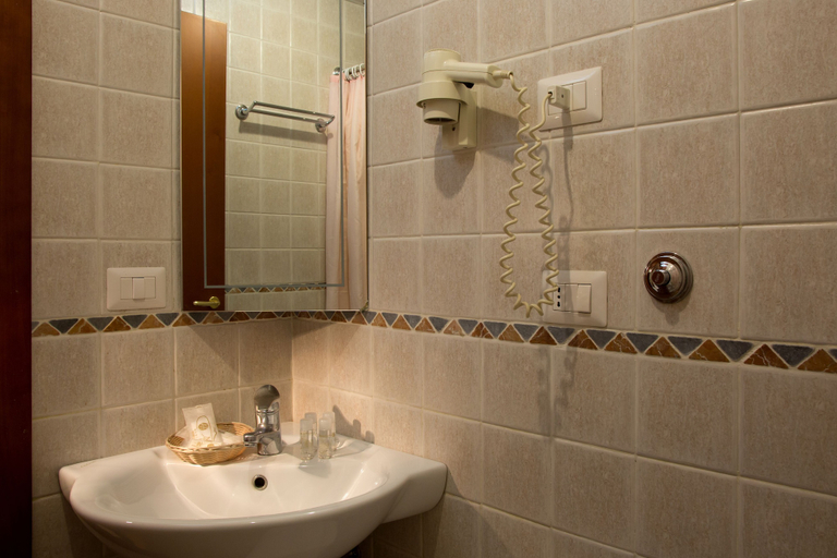 Bathroom 5, Montespina Park Hotel, Napoli