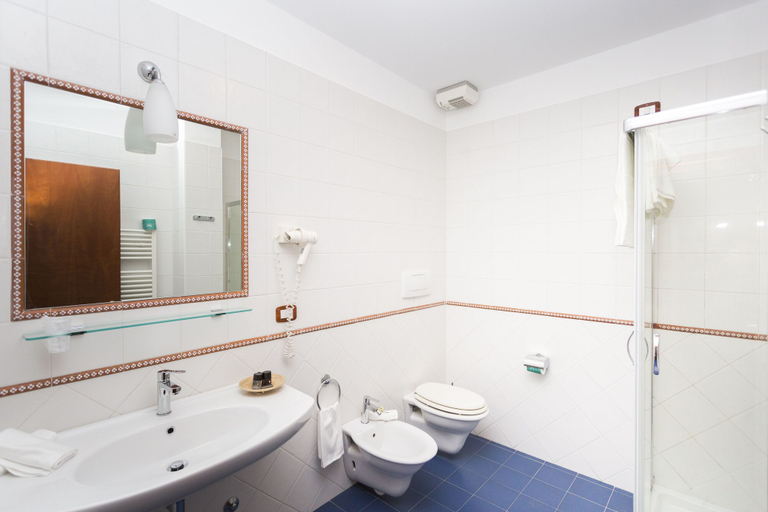 Bathroom 4, Hotel Cavaliere, Bari