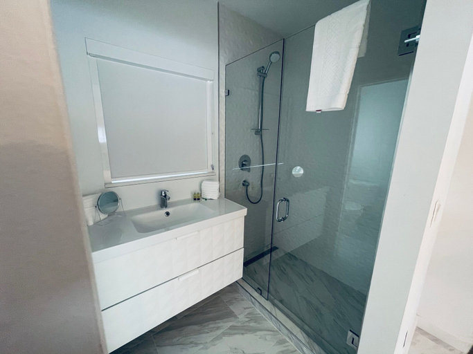 Bathroom 3, The Marlin Beachside, Broward