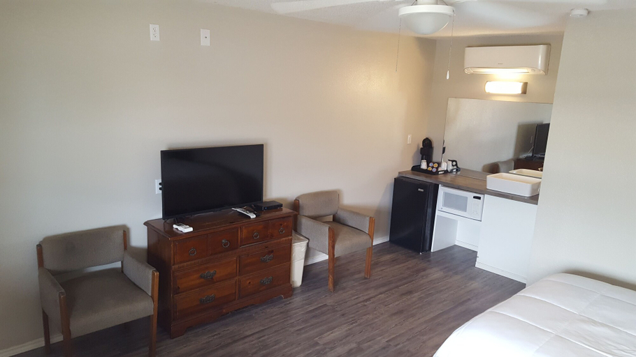 Bedroom 2, Oak Ridge Motel, Wood