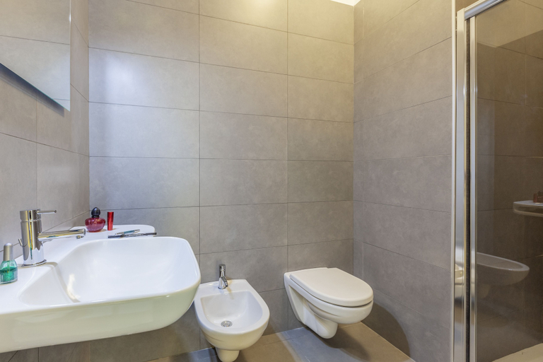 Bathroom 4, ibis Styles Brindisi, Brindisi