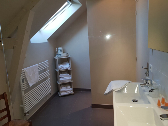 Bathroom 5, La Peuterne, Ille-et-Vilaine