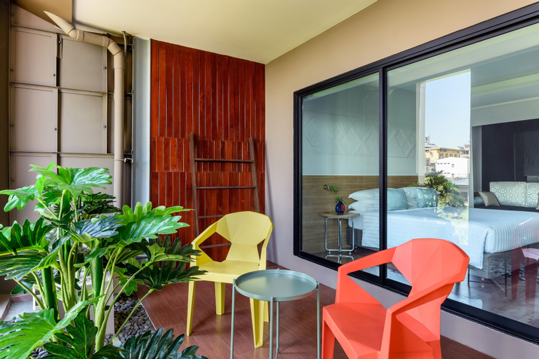 Exterior & Views