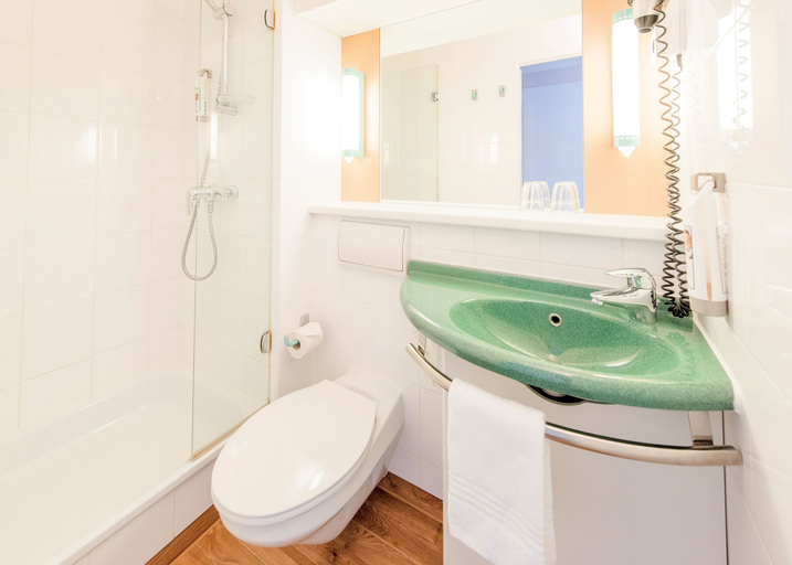 Bathroom 4, ibis Paderborn City, Paderborn