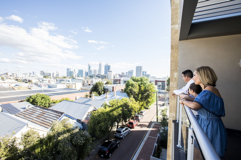Exterior & Views 8