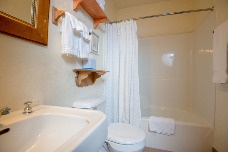 Bathroom 4, Inn at Cedar Crossing, Door