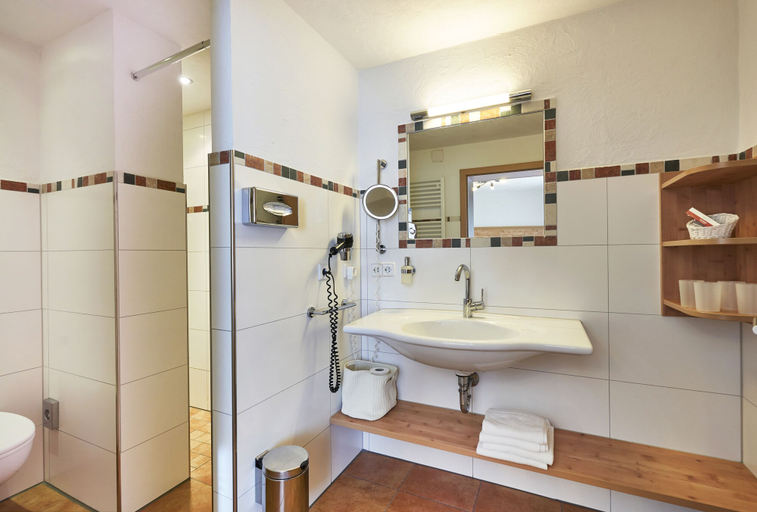 Bathroom 4, Hotel Engel - Familotel Hochschwarzwald, Lörrach