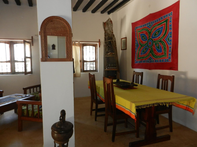 Others 5, Amka Villa, Kusini