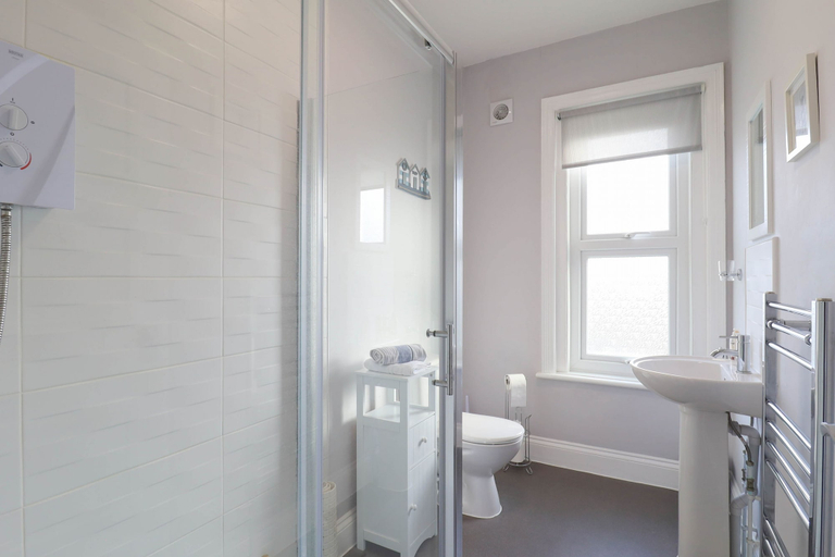 Bathroom 4, Kenmare Cottage, Isle of Wight