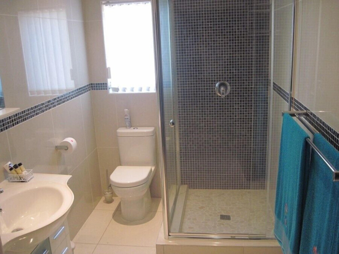 Bathroom 4, Swallows Nest, Ugu