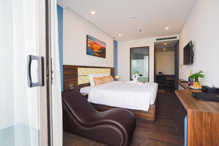 Minh Quan Hotel Danang Center By HOS Room Type - Deluxe Queen Room with Balcony