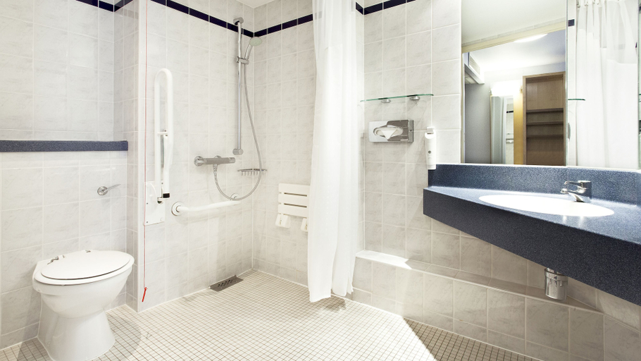 Bathroom 4, Holiday Inn Express LONDON - PARK ROYAL by IHG, London