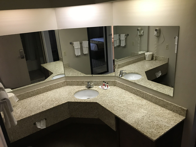 Bathroom 4, Baymont by Wyndham Grand Rapids Airport, Kent