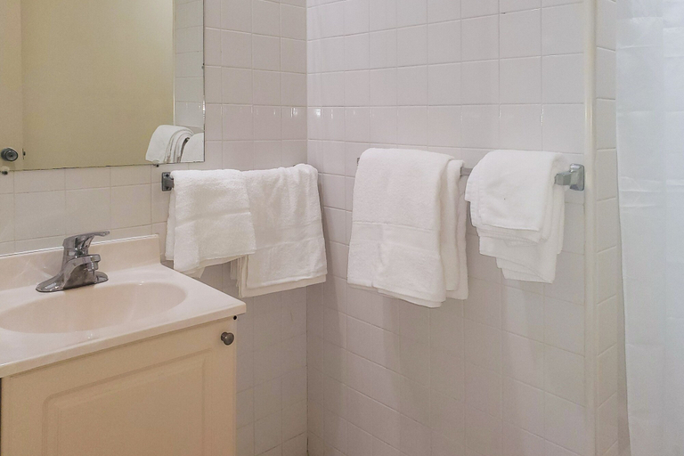 Bathroom 3, Captain's Table Hotel, Collier