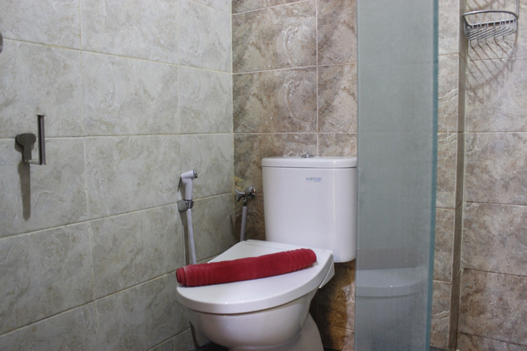 Bathroom 2, Strategic 2BR @ Galeri Ciumbuleuit 1 Apartment, Bandung