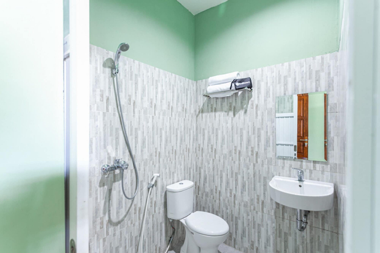 Bathroom 13