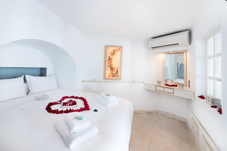 Bedroom 4, Hyperion Oia Suites, South Aegean