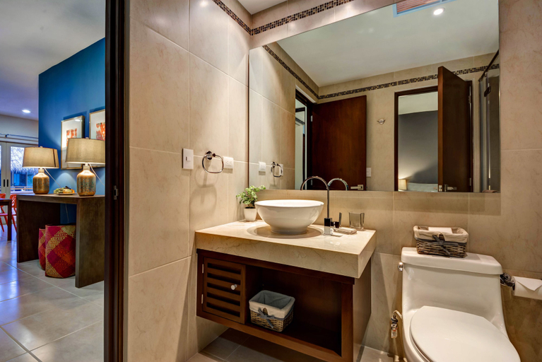 Bathroom 4, Blue Beach 2 BRM apt sleeps 5, Cozumel