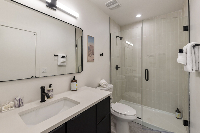 Bathroom 4, Stavros, Maricopa