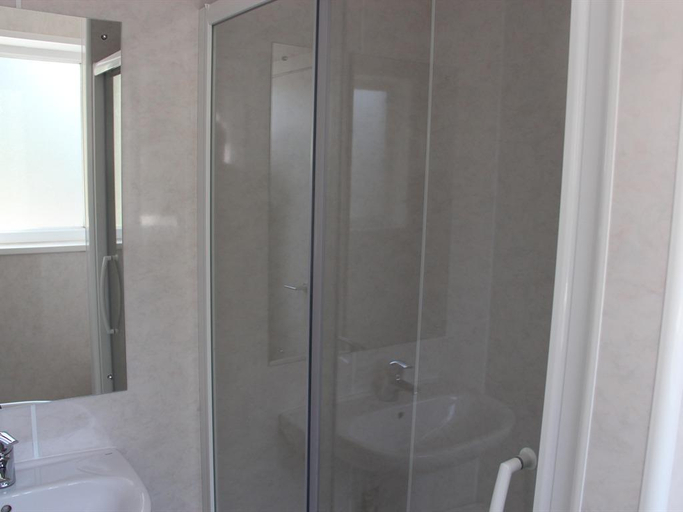 Bathroom 4, Stockwood Hotel, Luton