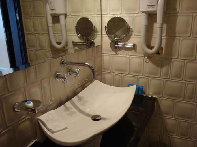 Bathroom 5, Chesney Hotel, Eti-Osa