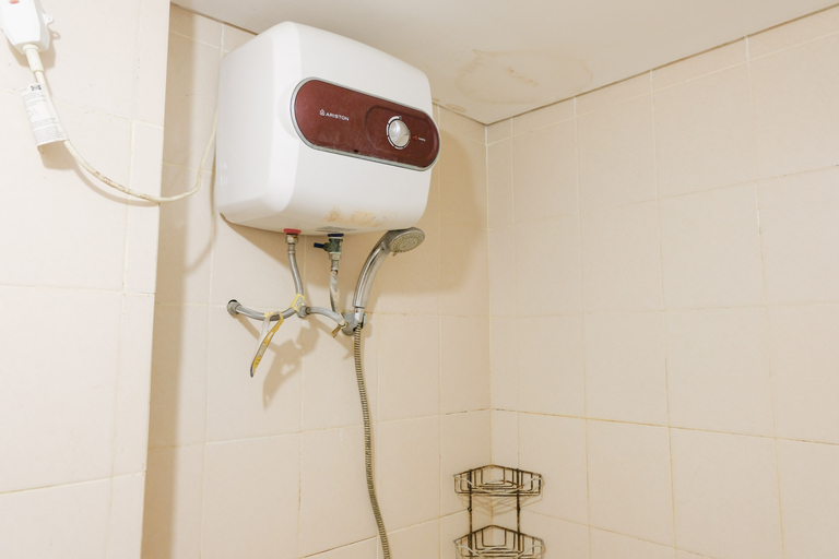 Bathroom 5, Good Deal Studio Apartment at Parahyangan Residence By Travelio, Bandung