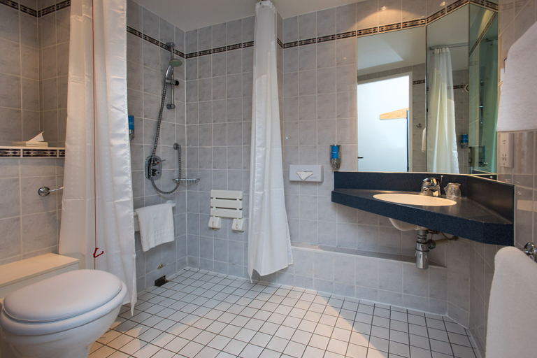 Bathroom 4, Holiday Inn Express STIRLING by IHG, Stirling