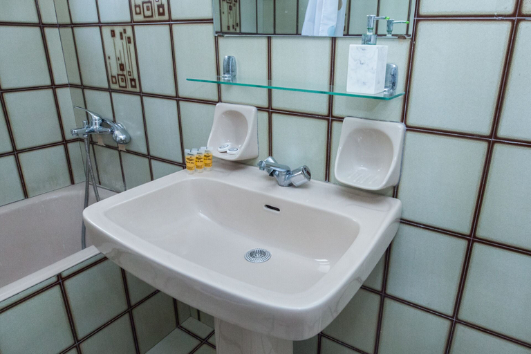 Bathroom 4, Spacious New apt w View in Agia Varvara, Attica