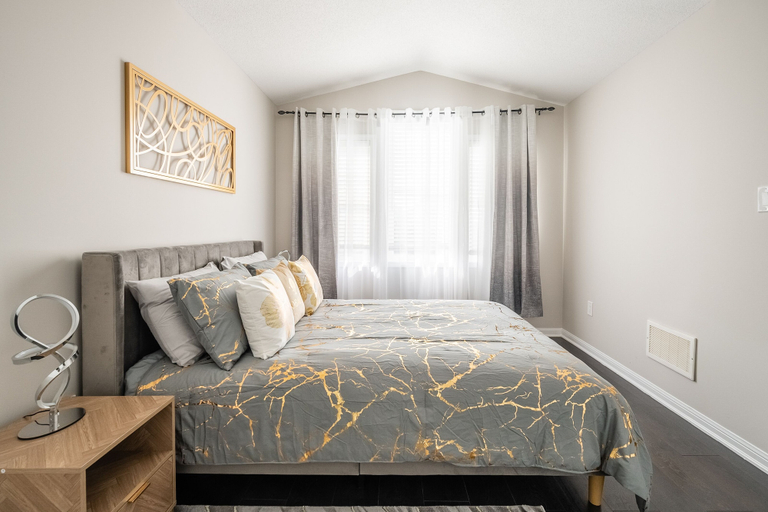 Bedroom 2, GLOBALSTAY Modern 3 BD House in Brampton, Peel