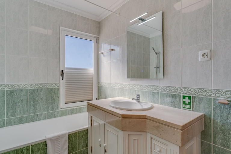 Bathroom 4, Boeiro I, Santa Cruz