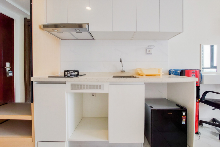 Others 3, Homey and Cozy Studio Sky House Alam Sutera Apartment By Travelio, Tangerang