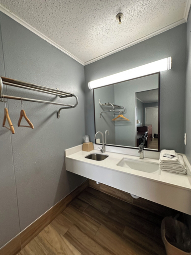 Bathroom 5, Studio Suites, Bexar