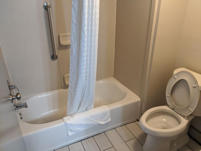 Bathroom 4, Clarion Pointe Greensboro Airport, Guilford