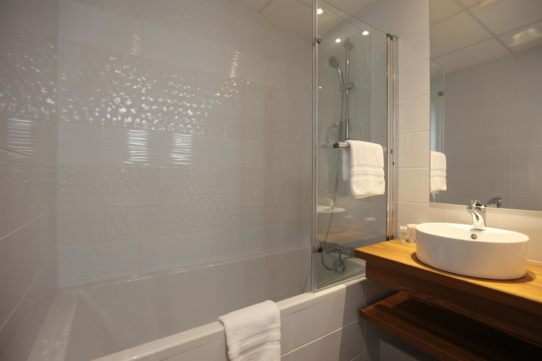 Bathroom 4, Best Western Hotel de Paris, Mayenne