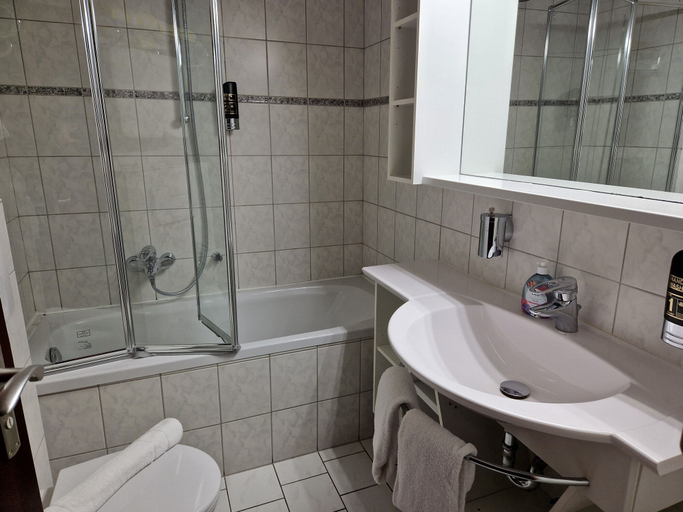Bathroom 5, Hotel Paidion, Goslar