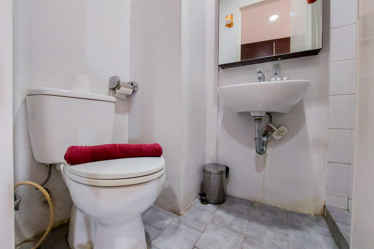 Bathroom 5, Warm and Cozy Studio (No Kitchen) at Kubikahomy Apartment By Travelio, Tangerang Selatan