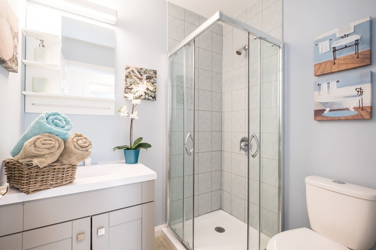 Bathroom, Chic & Central 3-bedroom in Little Italy, Toronto