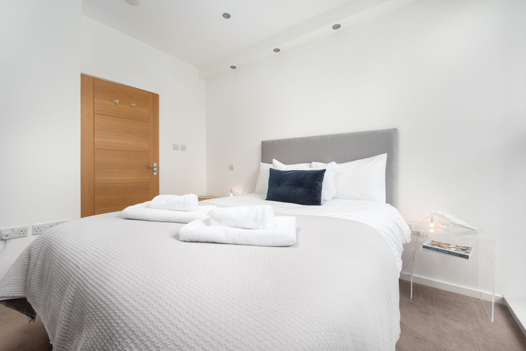 Bedroom 3, Modern Kingston Home Close to Hampton Court Palace by Underthedoormat, London