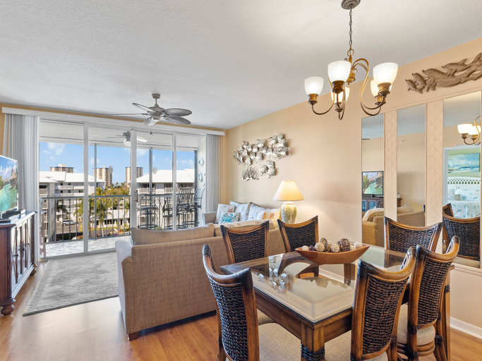 Food & Drinks 5, Hibiscus Pointe, Lee