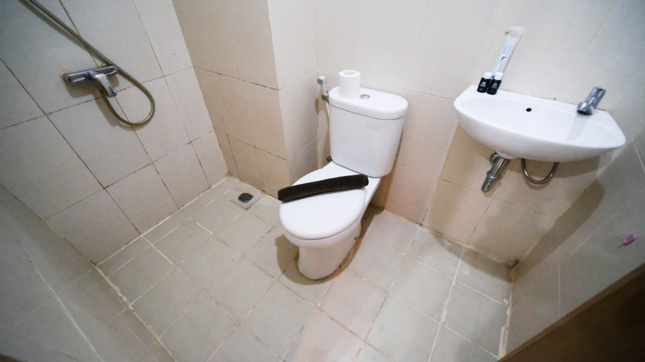 Bedroom 4, Comfy and Homey 2BR at Bale Hinggil Apartment By Travelio, Surabaya