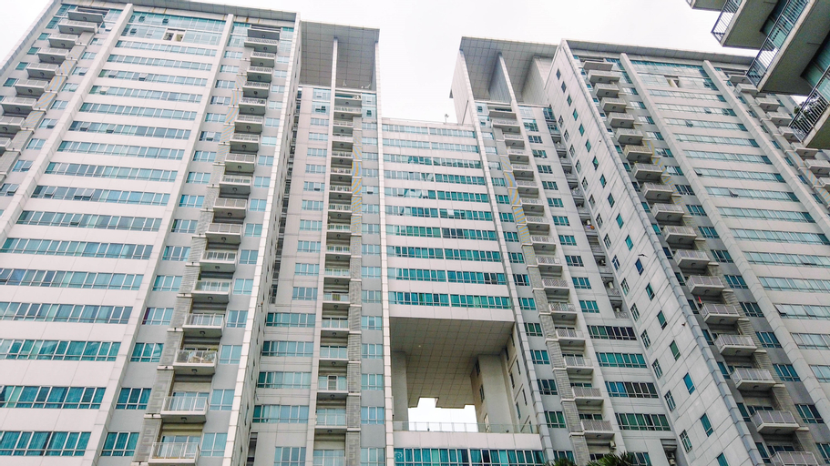 Exterior & Views 2, Gorgeous and Homey 2BR Essence Dharmawangsa Apartment By Travelio, South Jakarta