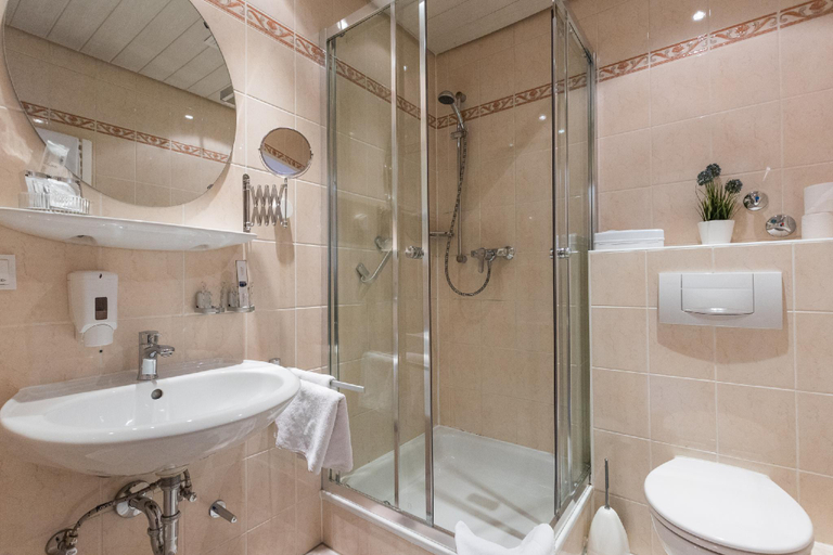 Bathroom 3, Hotel Weinhaus Wiedemann, Groß-Gerau