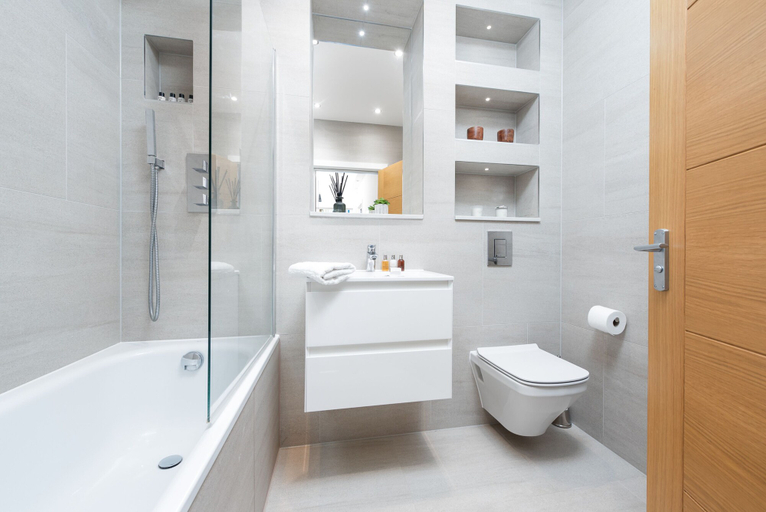 Bathroom 4, Modern Kingston Home Close to Hampton Court Palace by Underthedoormat, London